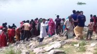 ছবি তুলতে গিয়ে ট্রেনের ধাক্কায় দুই যুবক নিহত