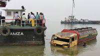 তেলভর্তি ট্রাক ডুবল পদ্মায়, ১৬ ঘণ্টা পর উদ্ধার
