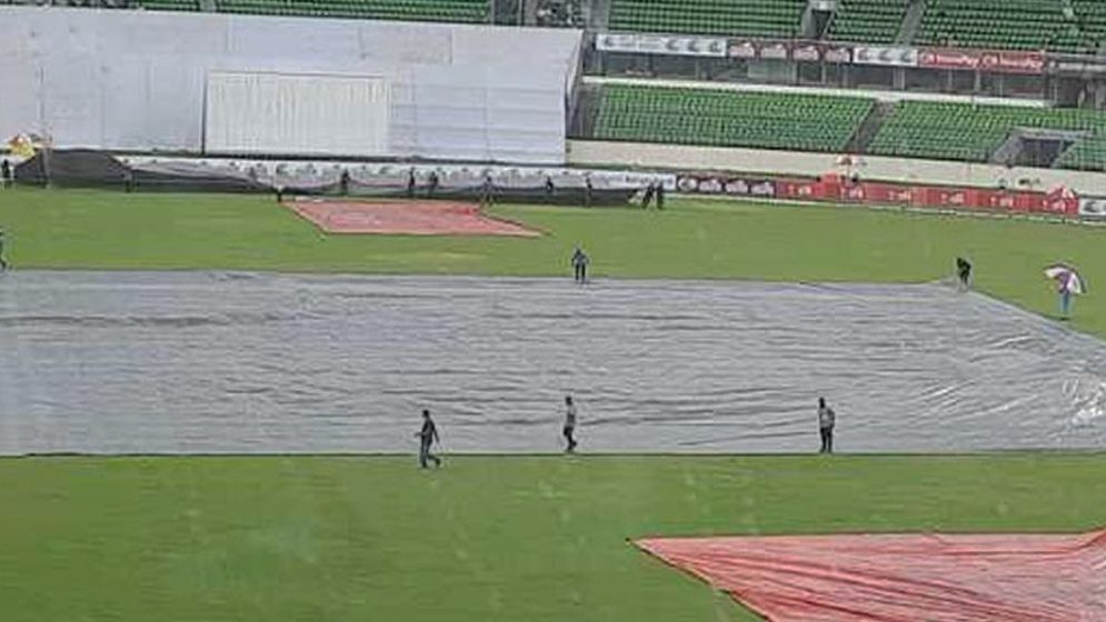 বজ্রসহ বৃষ্টিতে বন্ধ হলো খেলা