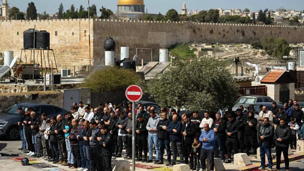 মসজিদে আকসা বন্ধ—রাস্তায় নামাজ পড়ছেন ফিলিস্তিনিরা