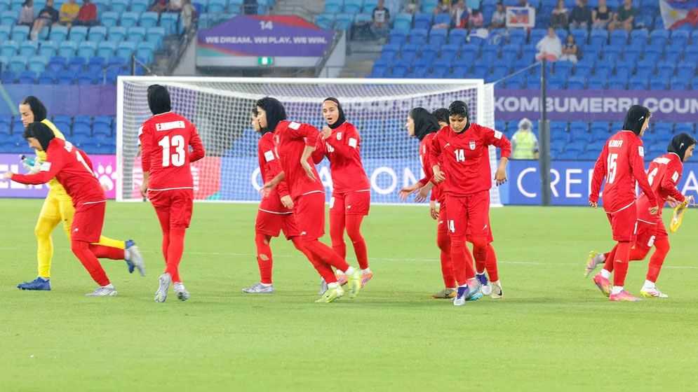 ইরানের নারী ফুটবল দলের সদস্যরা নতুন সিদ্ধান্ত নিলেন