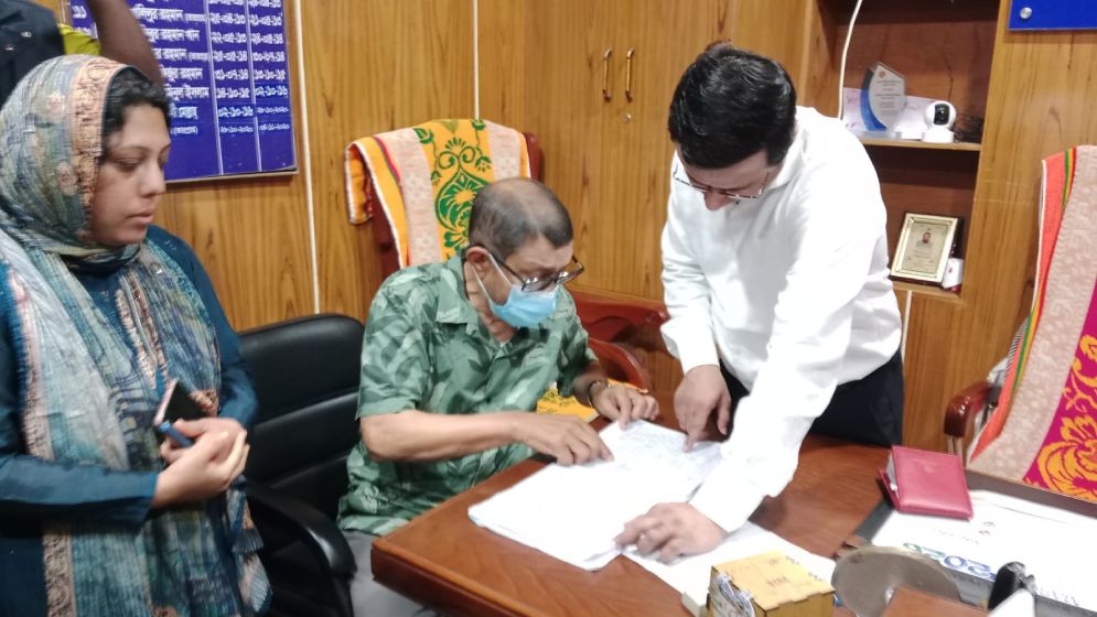 সকাল সকাল স্বাস্থ্য কমপ্লেক্সে হাজির স্বাস্থ্যমন্ত্রী, অতঃপর...