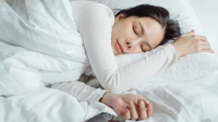 কেন সাত থেকে আট ঘণ্টা ঘুমাবেন