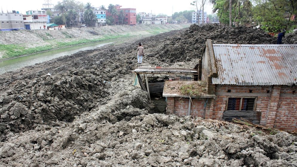 যশোরে চিত্রা খননের মাটি সরেনি, আতঙ্কে নদীপাড়ের মানুষ