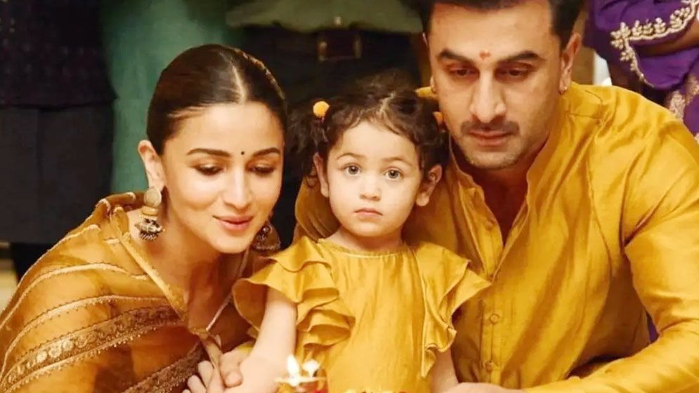 বলিউডে আয়ের দিক থেকে স্ত্রী আলিয়ার পেছনে রণবীর