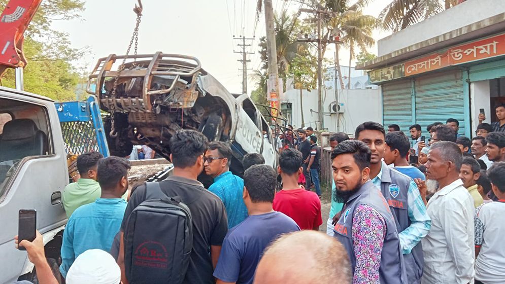 সংঘর্ষের পর আগুনে পুড়ে গেছে পুলিশ ভ্যান ও অটোরিকশা