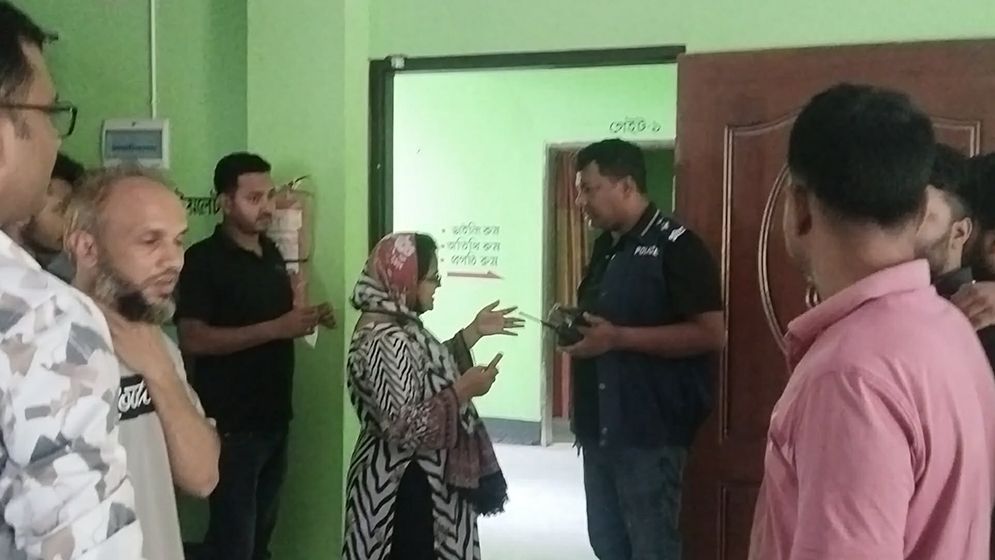ঋণ নিতে এসে ম্যানেজারের হামলার শিকার স্বামী-স্ত্রী