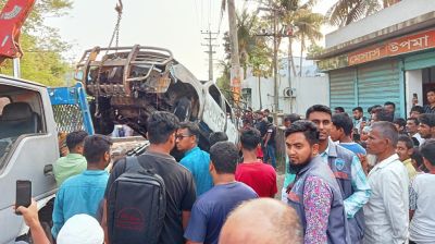 সংঘর্ষের পর আগুনে পুড়ে গেছে পুলিশ ভ্যান ও অটোরিকশা