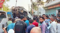 সংঘর্ষের পর আগুনে পুড়ে গেছে পুলিশ ভ্যান ও অটোরিকশা