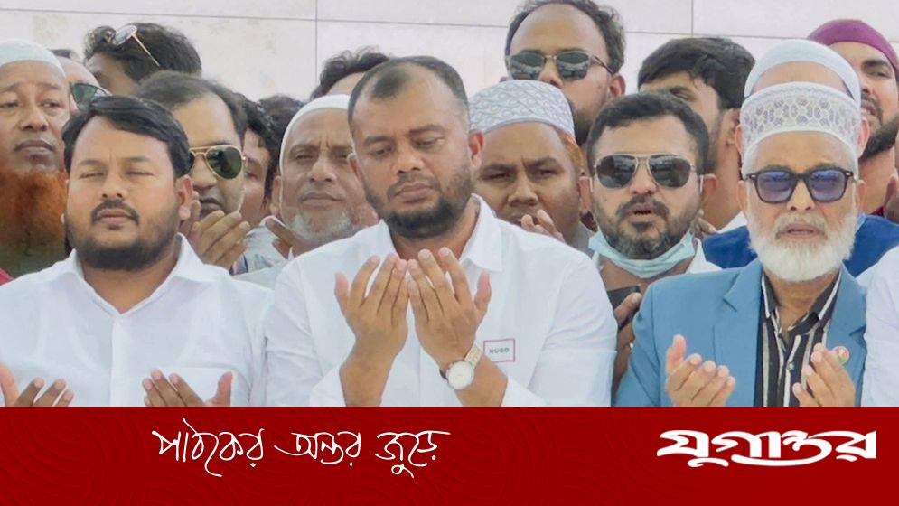 কুমিল্লার নবনিযুক্ত প্রশাসক টিপুর জিয়া-খালেদার সমাধিতে শ্রদ্ধা নিবেদন