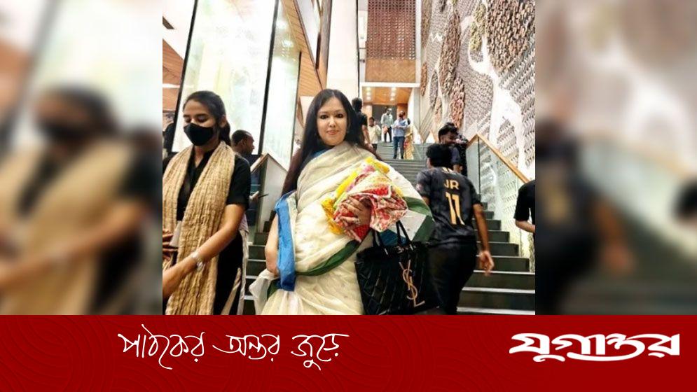 আড়ংয়ে শপিং ব্যাগ না পেয়ে ক্ষুব্ধ বিএনপি নেত্রী রুমিন ফারহানা
