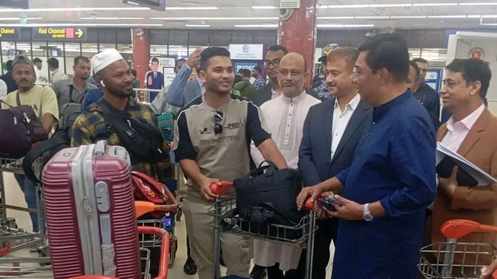 বিমানবন্দরে আকস্মিক পরিদর্শনে বিমান প্রতিমন্ত্রী