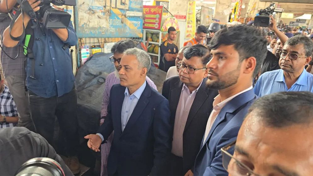 নির্ধারিত ভাড়ার বেশি নেওয়ার নজির নেই, মালিকরা খুশিতেই কম নিচ্ছেন: সড়কমন্ত্রী