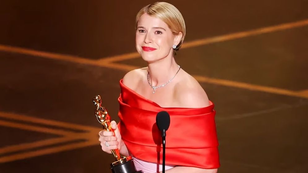 ‘শেক্সপিয়ারের স্ত্রী’ হয়ে অস্কার জয় অভিনেত্রী জেসি বাকলির