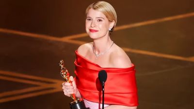 ‘শেক্সপিয়ারের স্ত্রী’ হয়ে অস্কার জয় অভিনেত্রী জেসি বাকলির