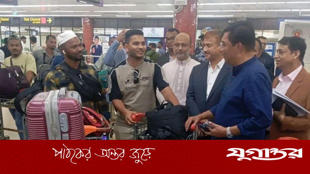 মধ্যরাতে বিমান প্রতিমন্ত্রীর আকস্মিক বিমানবন্দর পরিদর্শন, যাত্রীসেবা উন্নয়নে জোর