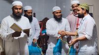 তারাবিহতে নিয়মিত ৪০ মুসল্লিকে পুরস্কৃত করল মসজিদ কমিটি