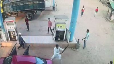 পেট্রল পাম্পে তেল না পেয়ে শটগান হাতে তাণ্ডবের চেষ্টা, ভিডিও ভাইরাল