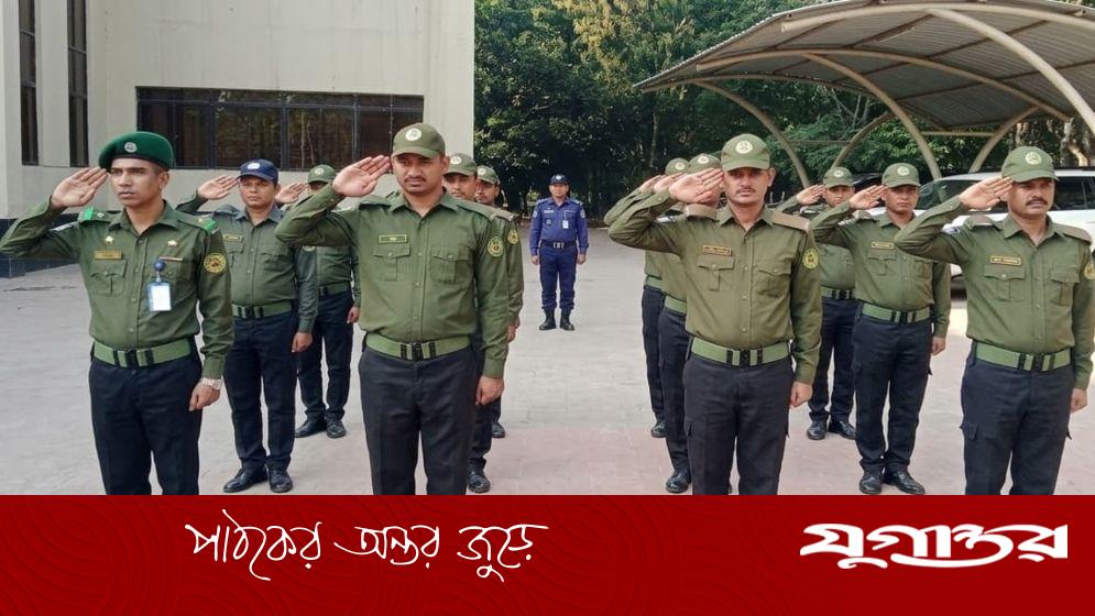 ঈদে পরিবার ছেড়ে দায়িত্ব পালনে নজরুল বিশ্ববিদ্যালয়ের ৫১ আনসার সদস্য
