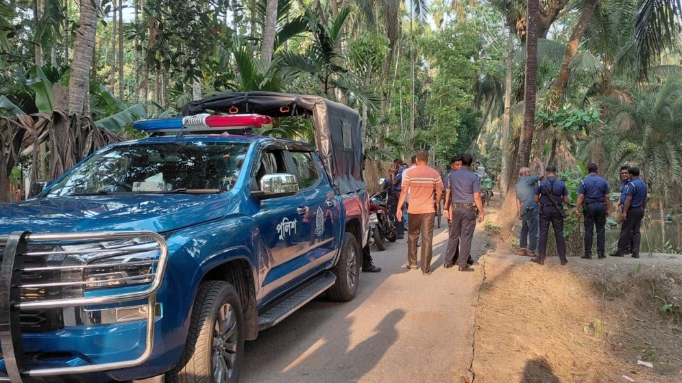 বাগেরহাটে পুলিশ সদস্যকে কুপিয়ে আসামি ছিনতাই