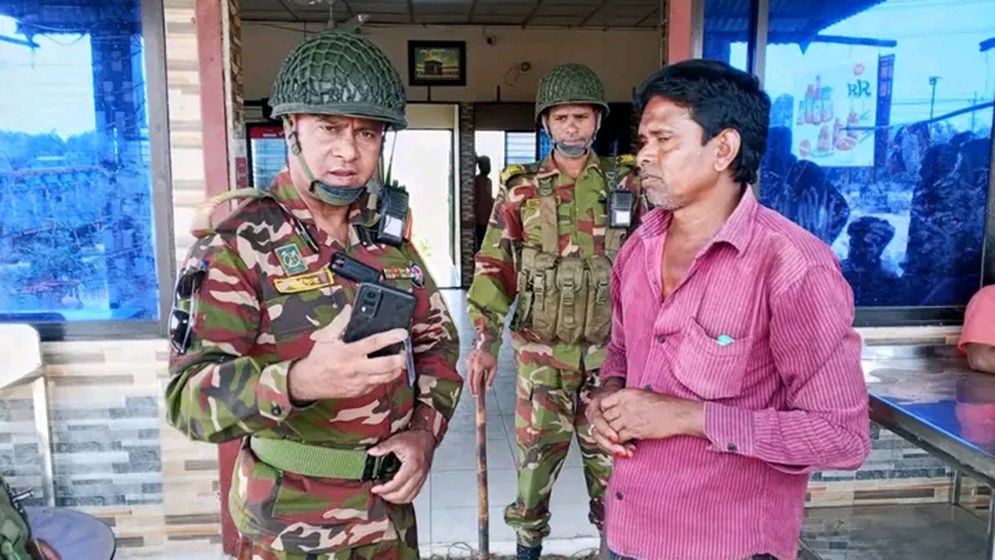 মাইক্রোবাসে যাত্রী উঠানোয় চালকের কাছে টাকা দাবি, অতঃপর...