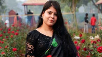 প্রাইভেট কার থেকে ছিনতাইকারীর হ্যাঁচকা টান, রাস্তায় পড়ে গৃহবধূর মৃত্যু