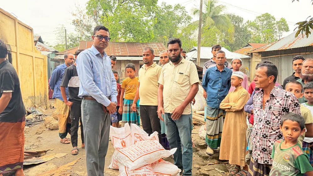 ঈদের আগে আগুনে পুড়ল ৭ পরিবারের স্বপ্ন