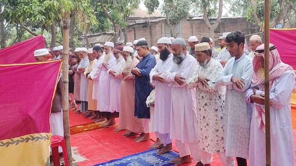 সৌদির সঙ্গে মিল রেখে নওগাঁয় ঈদ উদযাপন
