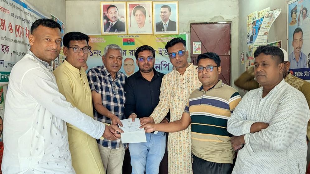 হেলমেট বাহিনীর হামলার শিকার তিন যুবদল নেতাকে প্রধানমন্ত্রীর উপহার