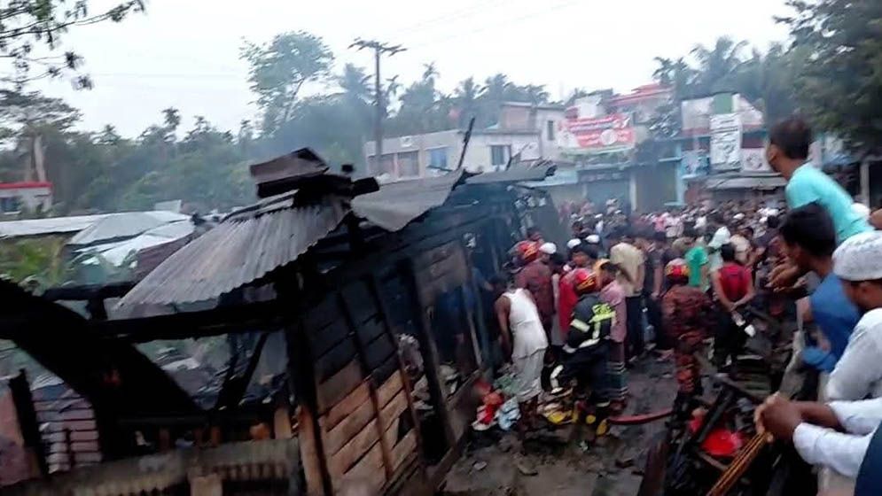 ঈদের আগের দিন আগুনে পুড়ল ৯ ব্যবসায়ীর কপাল