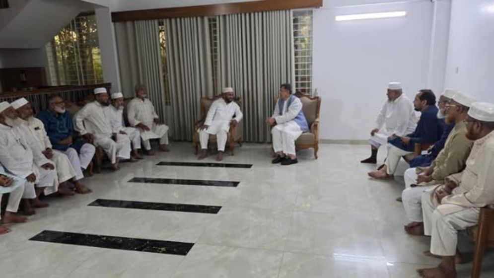 জামায়াত নেতাদের সঙ্গে ঈদের শুভেচ্ছা বিনিময় করেছেন স্বরাষ্ট্রমন্ত্রী