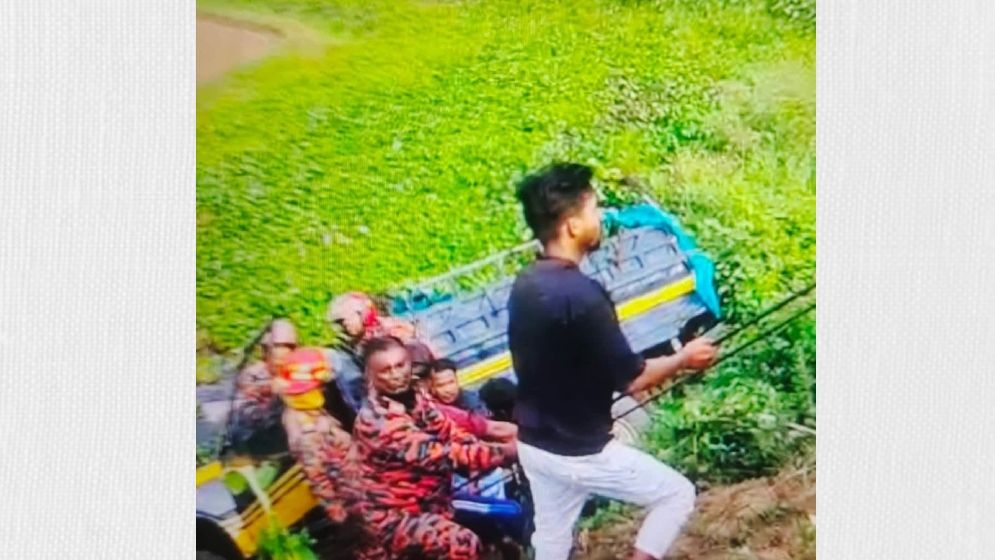 পিকআপ ভ্যান খাদে পড়ে নারী-শিশুসহ নিহত ৪