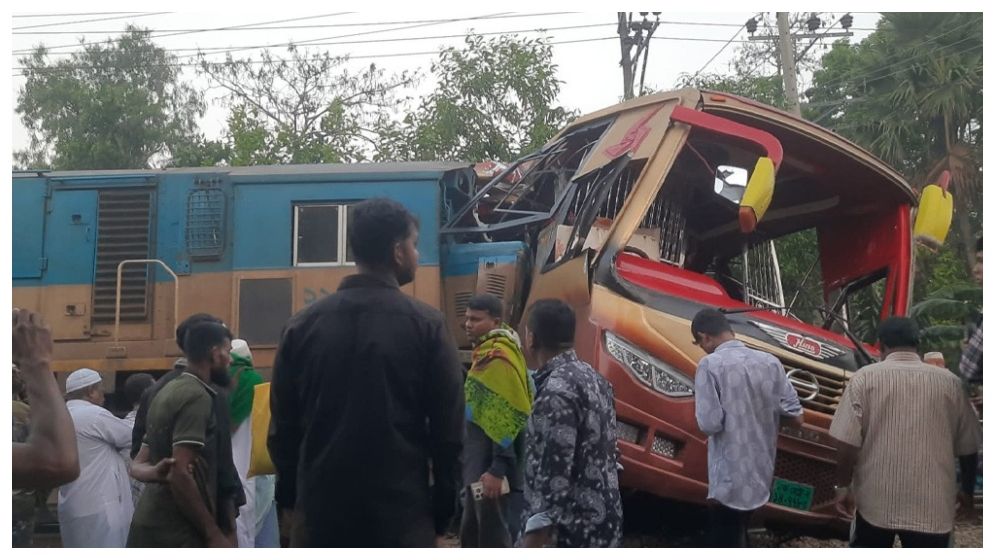 কুমিল্লায় ট্রেন-বাস সংঘর্ষ: নিহতদের পরিবারকে ২৫ হাজার টাকা সহায়তা ঘোষণা