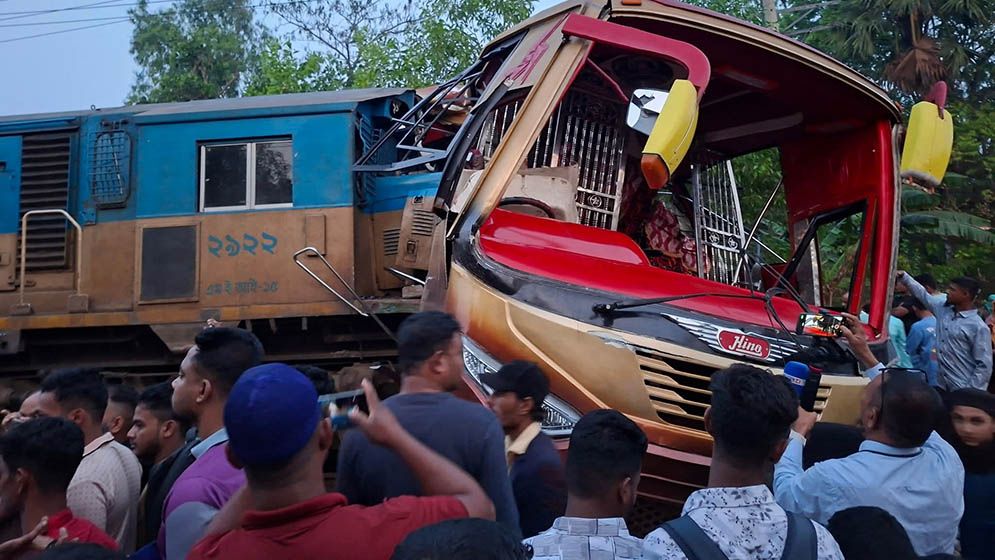 ঈদে সড়কে প্রাণ গেল ২৬ জনের