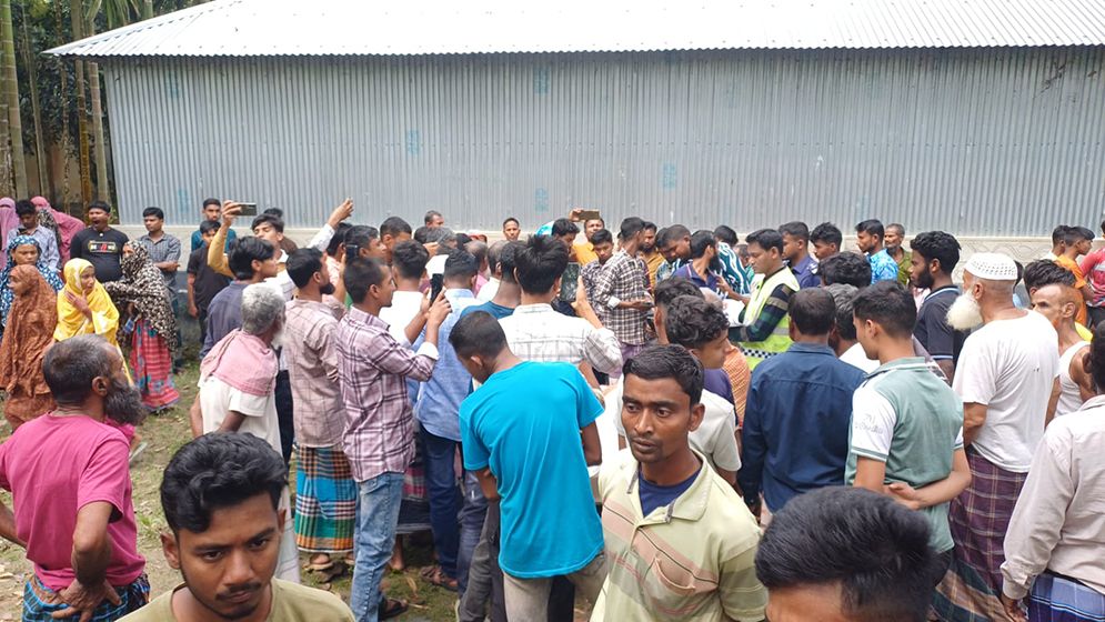 ছেলের শাবলের আঘাতে মারা গেলেন বাবা