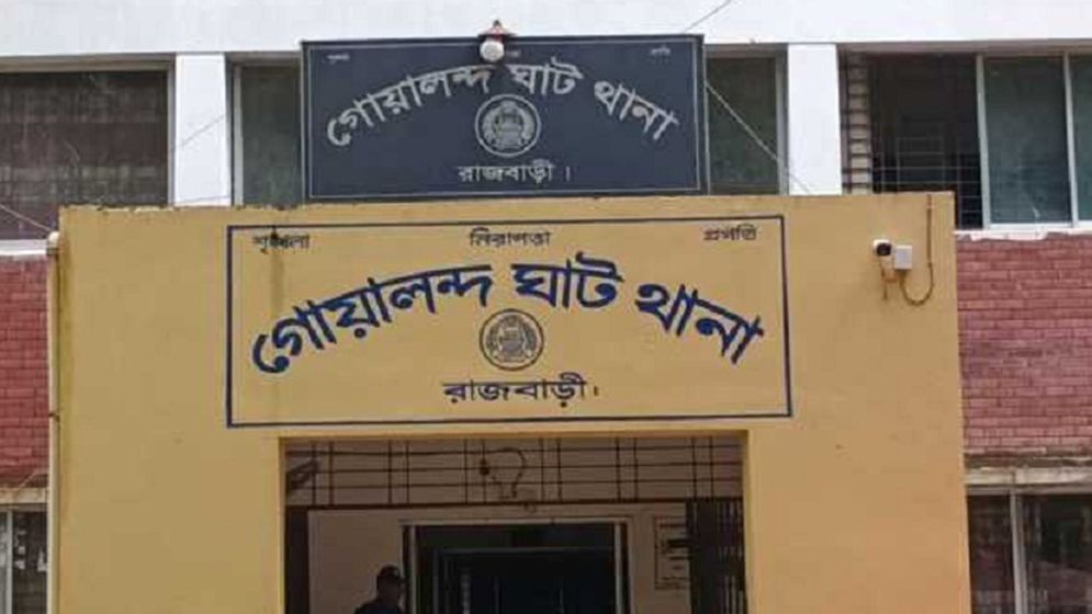 কিশোরীর প্রেমের জেরে প্রেমিকের বাড়িতে হামলা-গুলি