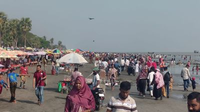 কুয়াকাটায় পর্যটকদের ঢল