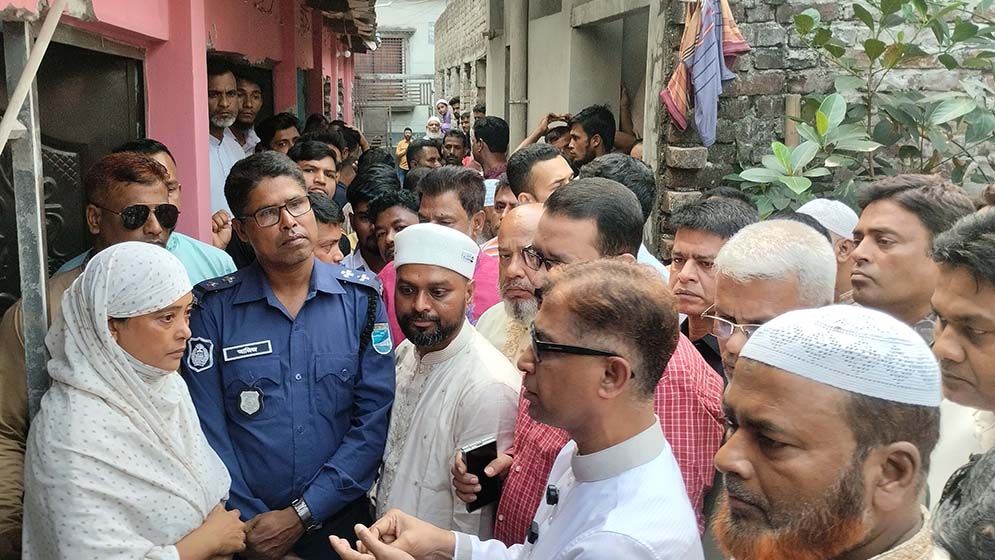 বাড়ি ভাঙচুর লুটপাট, প্রধানমন্ত্রীর নির্দেশে ক্ষতিগ্রস্ত পরিবারের পাশে বিএনপি