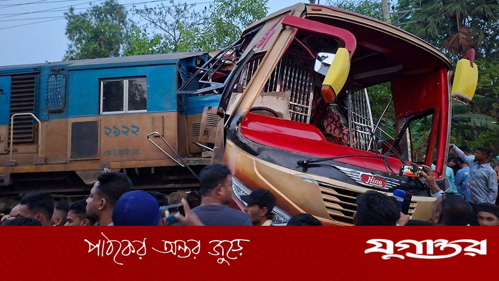 কুমিল্লায় ট্রেন-বাস সংঘর্ষে ১২ নিহত, দুই গেটম্যানের বিরুদ্ধে মামলা দায়ের
