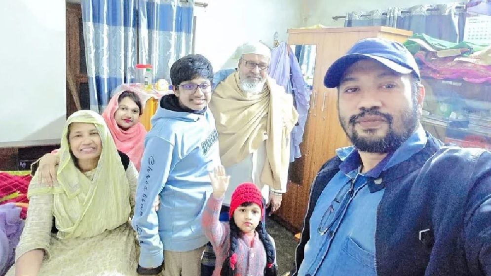 বাড়ি ফেরার পথে সড়কে প্রাণ গেল বাবা-ছেলে-নাতনির