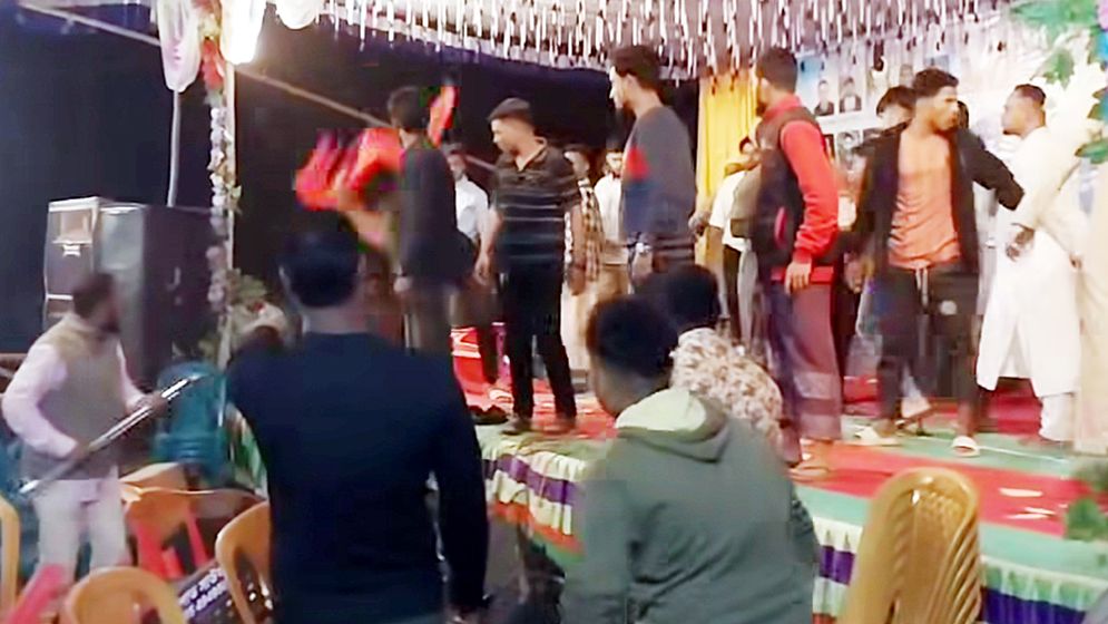 ওরসে গানের স্টেজে ভাঙচুর, বাড়িঘরে ভক্তদের হামলা