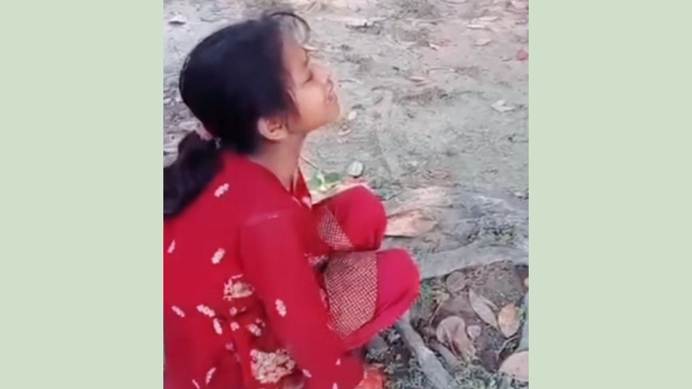 মায়ের কবরে কাঁদল শিশু, ভিডিও ভাইরাল