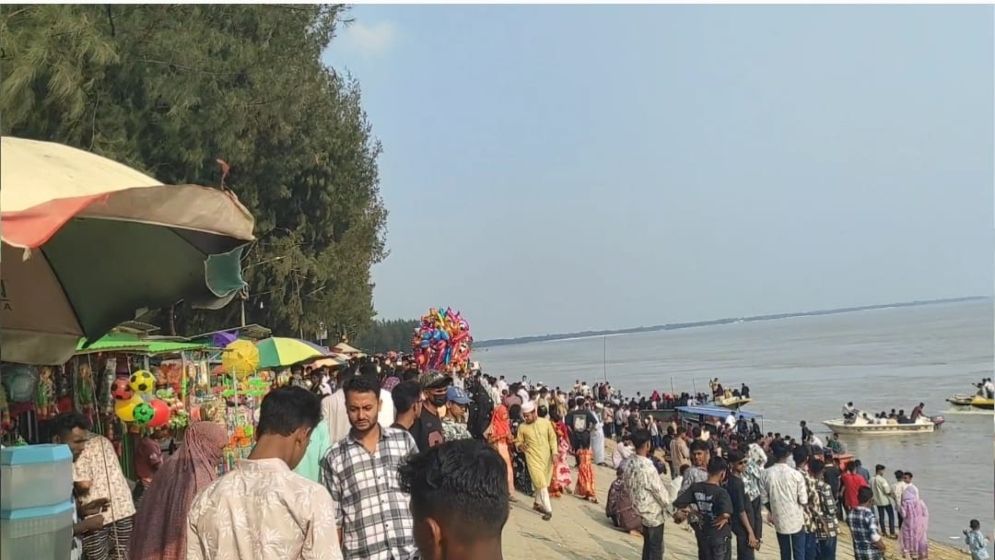 পর্যটনের নতুন সম্ভাবনা মেঘনার তীর সংরক্ষণ বাঁধ এলাকা