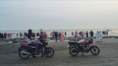 কুয়াকাটায় সৈকতে বেপরোয়া মোটরসাইকেল, আতঙ্কে পর্যটকরা