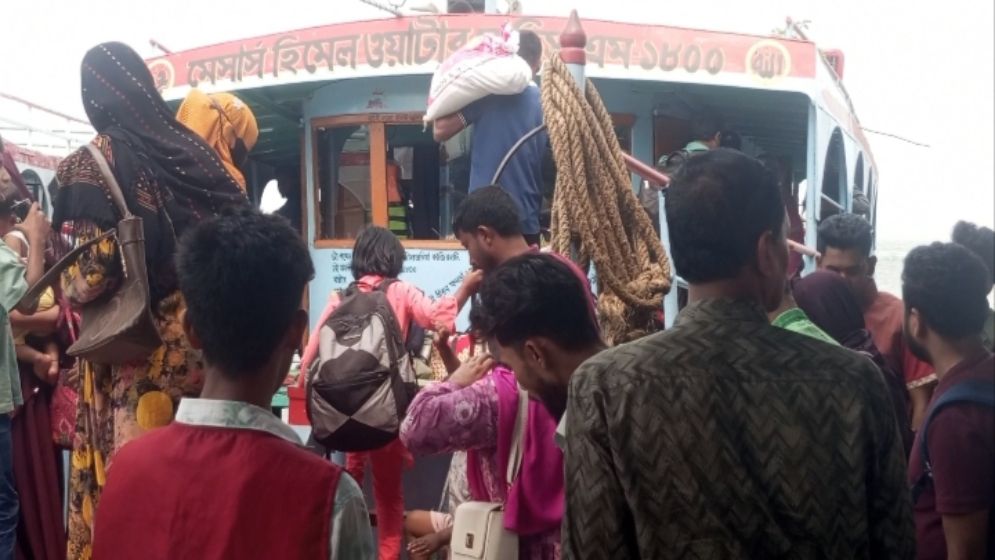 দৌলতদিয়া লঞ্চঘাটে কর্মস্থলমুখী যাত্রীদের ভিড়