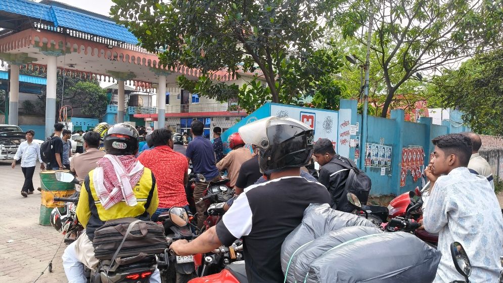 ডেমরায় তেল সংকটে ক্রমেই বাড়ছে হাহাকার