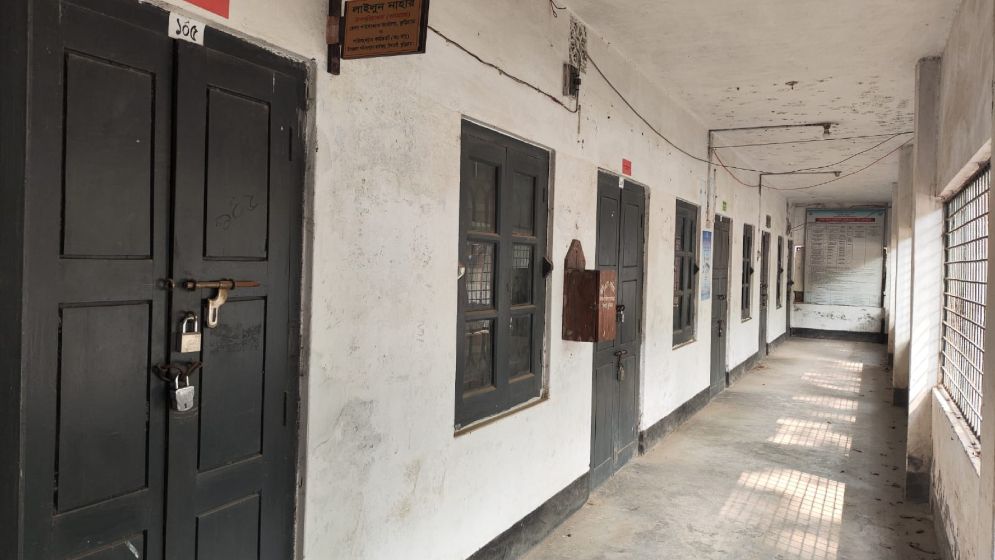 চিলমারীতে প্রথম কার্য দিবসে তালাবদ্ধ কয়েকটি সরকারি অফিস