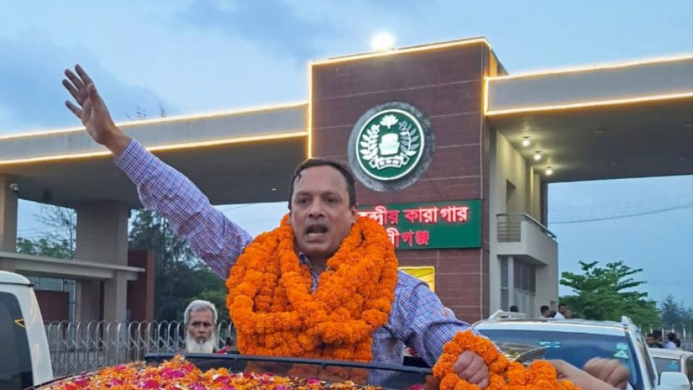 ছাত্ররাজনীতি, সাংবাদিকতা, কূটনীতিক থেকে রাষ্ট্রের শীর্ষ আইন কর্মকর্তা