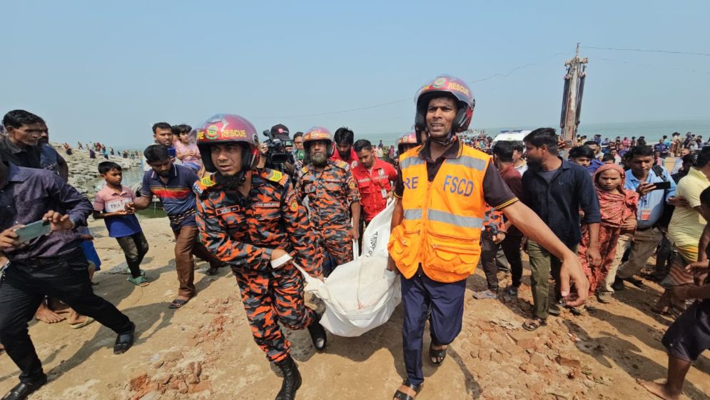পদ্মাপাড়ে স্বজনদের আহাজারি, নিহত বেড়ে ২৬