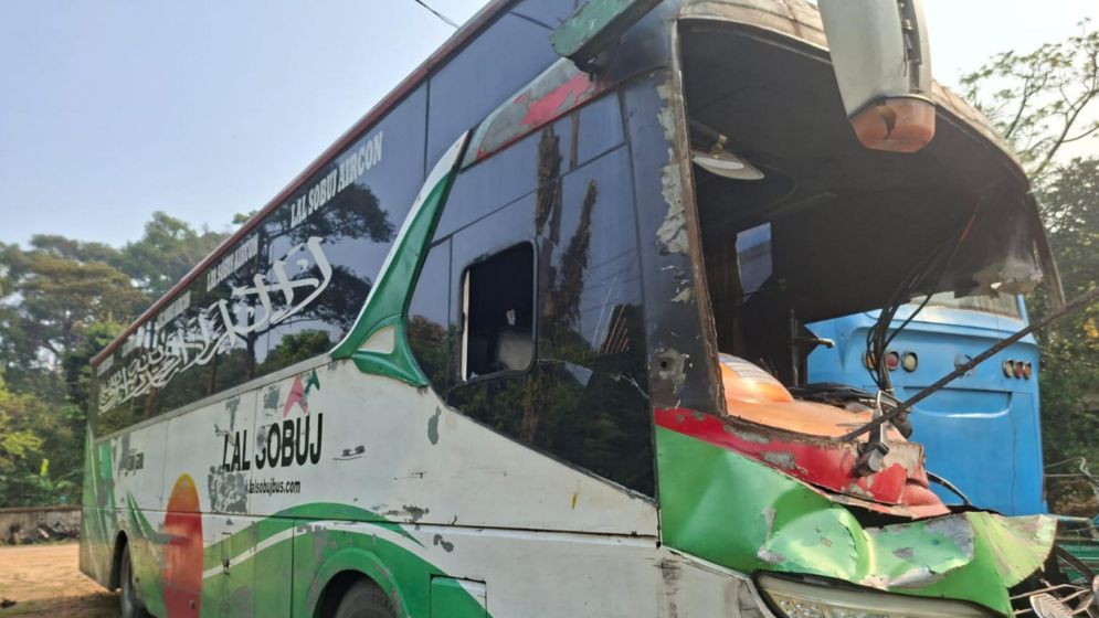 চকরিয়ায় বাসের ধাক্কায় প্রাণ গেল মোটরসাইকেল আরোহী দুই পর্যটকের